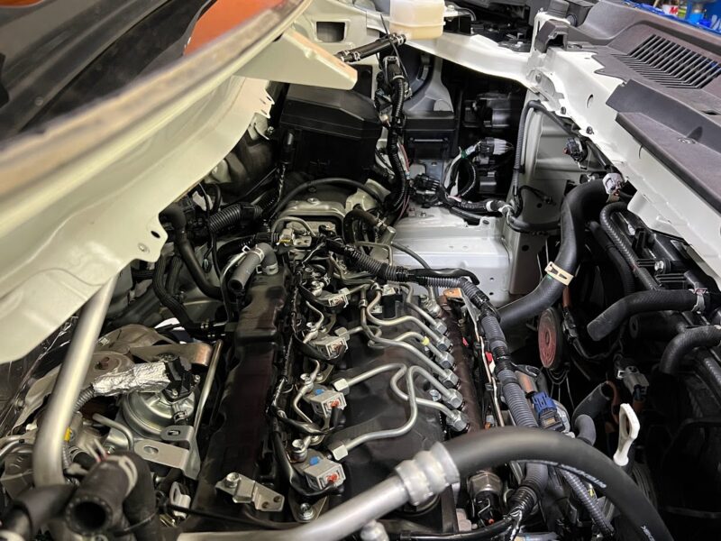 デリカD5・4インチリフトアップ車のエンジンルームの写真