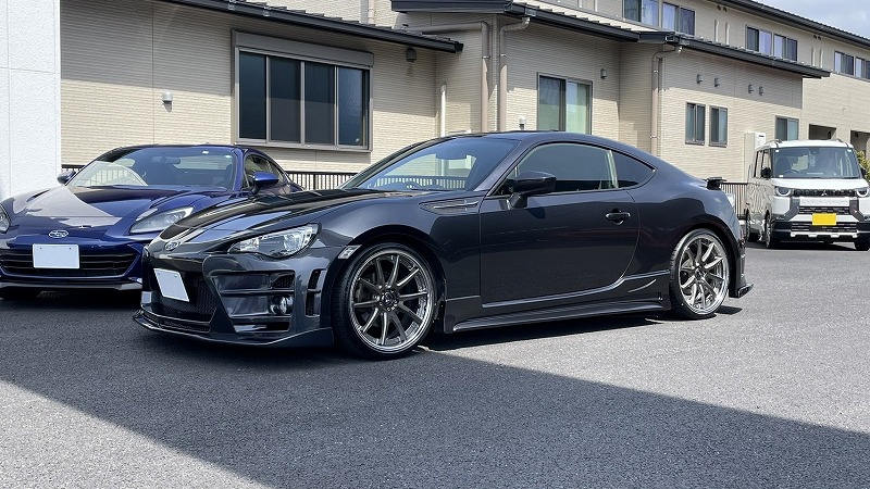 KUHLカスタムを施したZC6型スバルBRZ