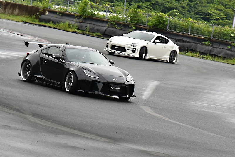 KUHL&VRARVA大感謝オフ会2024 in 富士スピードウェイ振り返り②！KUHLコンプリートカーによるドリフト同乗走行！ドリフト レッスン！自動ブレーキ体験などコンテンツ盛り沢山！ ｜ KUHL(クール)