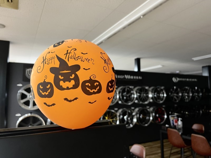 クールカーズ愛知　ハロウィン仕様の店内