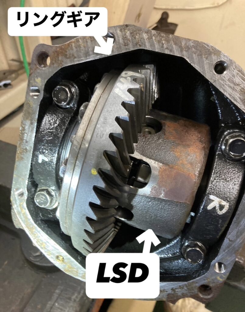 車のデフの構造が分かる内部写真