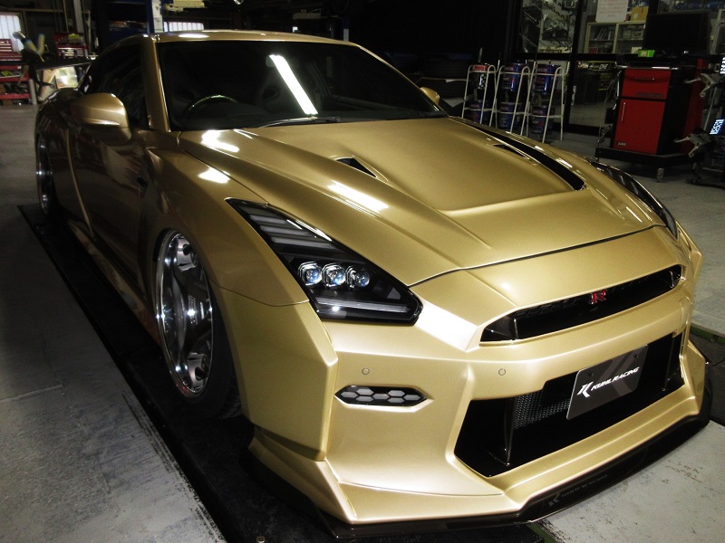 KUHL 東京 オートサロン 2025 ブログ NISSAN GTR MY24 VR38DETT エレガントゴールド 金色 ニッサン エアロ フルエアロ ホイール 20代で乗ったら かっこいい車