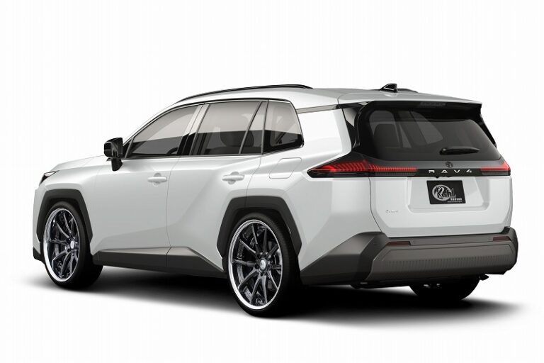 KUHLでローダウンカスタムした新型RAV4のリアビュー