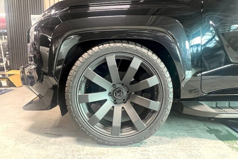 車高調でローダウンしたトライトン（フロント）