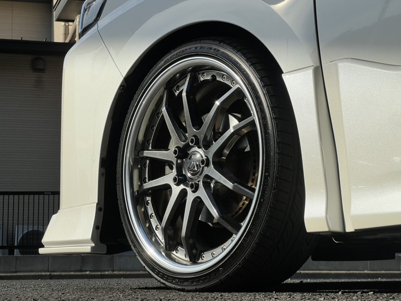 KUHL KARS AICHIで販売している80系ヴォクシーに装着しているホイール「KCV04」