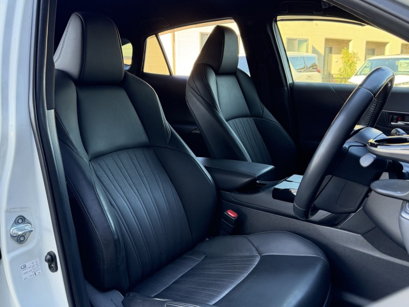 販売中の80系ハリアーの前席